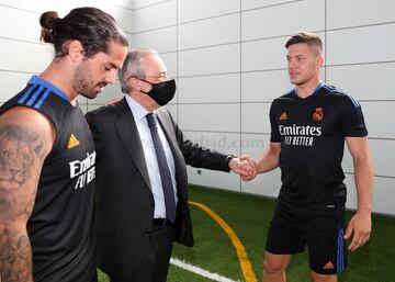 El presidente del Real Madrid Florentino Pérez, Jovic e Isco. 