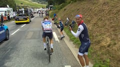 El emotivo gesto de Evenepoel con un niño antes de abandonar en el Tour: dice mucho de él