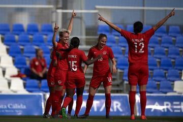 Sophie Schmidt, de Canadá, celebra un gol con sus compañeras.