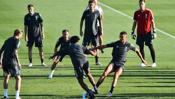 Cristiano y Cuadrado pugnan por un bal&oacute;n durante el entrenamiento de la Juventus, ayer.