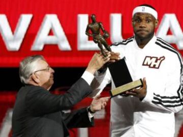 El jugador de Miami, LeBron James, recibe el trofeo MVP 2013 como mejor jugador de la temporada de manos de David Stern.