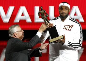 El jugador de Miami, LeBron James, recibe el trofeo MVP 2013 como mejor jugador de la temporada de manos de David Stern.