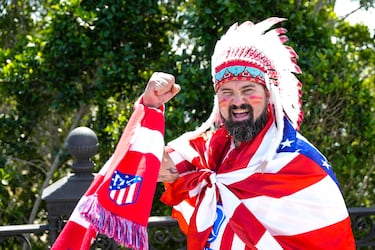 Imágenes de las aficiones del Atlético de Madrid y Real Sociedad en las calles de Sevilla a horas de disputarse la Final de la Copa del Rey.