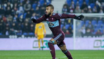Rafinha Alcántara conduce el balón durante el partido entre el Leganés y el Celta en Butarque.