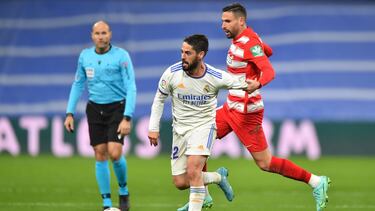Isco, en una jugada del Real Madrid-Granada de LaLiga Santander.