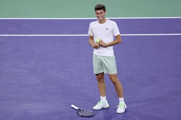 Luca Nardi celebra su victoria frente a Novak Djokovic.