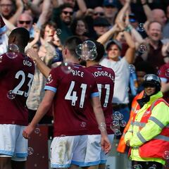 Arnautovic dedica gol a Carlos Sánchez frente al United