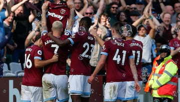 Arnautovic dedica gol a Carlos Sánchez frente al United