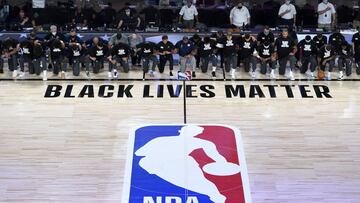 Los jugadores de Pelicans y Jazz, incluidos &aacute;rbitros y cuerpos t&eacute;cnicos, se arrodillan durante el himno nacional de los Estados Unidos