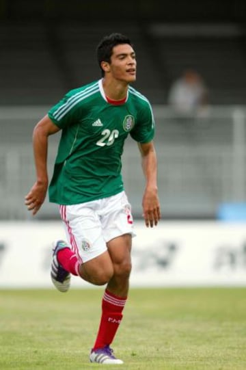 Jiménez debutó con la selección absoluta de México el 31 de enero del 2013 en un amistoso frente a Dinamarca.