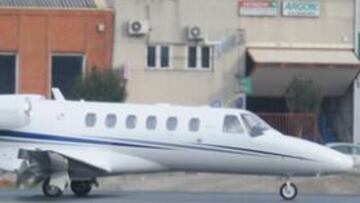 <b>11:55. </b>El avión privado del City llega al aeropuerto de Santander.