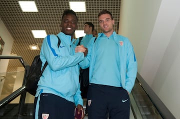 Iñaki Williams posa con Eraso durante un viaje a Belgrado para jugar con el Athletic ante el Partizan en Europa League. 