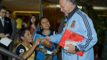 Vicente del Bosque, con una aficionada.