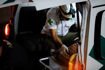 Miembros de la ambulancia ingresan a los heridos en el veh¨ªculo m¨¦dico.