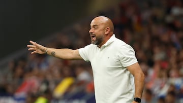 MADRID, 28/08/2024.- El entrenador del Espanyol, José Manuel González, durante el partido de la tercera jornada de LaLiga que Atlético de Madrid y RCD Espanyol disputan hoy miércoles en el estadio Metropolitano. EFE/Mariscal