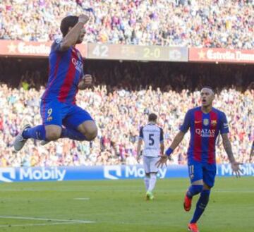 Luis Suárez celebra el 3-0.