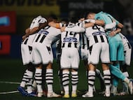 Los jugadores del PAOK se reúnen antes del partido contra el Aris en la liga griega.