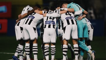 Los jugadores del PAOK se reúnen antes del partido contra el Aris en la liga griega.