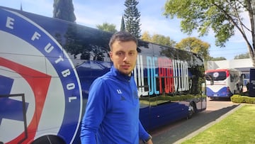 Martín Anselmi, director técnico de Cruz Azul, al salir de un entrenamiento en las instalaciones de La Noria.