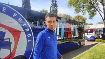 Martín Anselmi, director técnico de Cruz Azul, al salir de un entrenamiento en las instalaciones de La Noria.