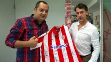 Aitor Larrazabal regal&oacute; en Lezama esta camiseta del Athletic fi rmada al director deportivo del Altinordu, Murat Dizdar.