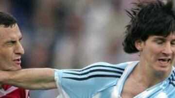 <b>MAL BAUTISMO.</b> Argentina vivía pendiente del debut de Messi, quien decepcionó en los 30 segundos que duró sobre el terreno de juego.