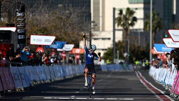 La neerlandesa Floortje Mackaij de la estructura Movistar Team celebra en la línea de meta su victoria en la carrera durante la 5ª VCV Féminas GP 2023 una carrera de un día de 93km de Paterna a Valencia.