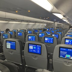 Obligan a un pasajero a volver a su asiento en un vuelo semivacío y se genera la polémica en redes