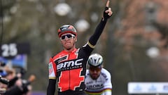 Greg Van Avermaet celebra su victoria en la Omloop Het Nieuwsblad por delante de Peter Sagan.