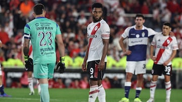 River Plate's Colombian forward #09 Miguel Borja gestures before a penalty kick in front of Gimnasia's goalkeeper #23 Nelson Insfran during the Argentine Professional Football League 2025 Clausura Tournament match between River Plate and Gimnasia at the Mas Monumental Stadium in Buenos Aires on November 2, 2025. (Photo by ALEJANDRO PAGNI / AFP)