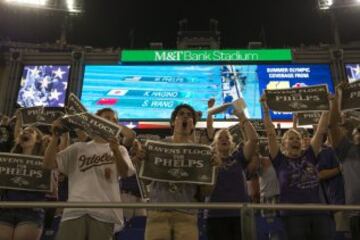 Panthers y Ravens jugaron un partido en el que lo más destacado fue... la medalla de oro de Michael Phelps. El partido se paró para ver por la pantalla al nadador de Baltimore, que por supuesto es fan de los Cuervos. En lo meramente 'footballistico', Cam Newton disputó el primer drive de Carolina y el RB rookie Kenneth Dixon dejó buenas sensaciones para los locales (44 yardas en 9 carreras, incluida una de 19 yardas).