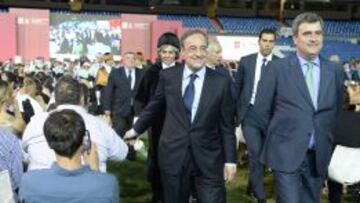 Miguel Cardenal, con Florentino Pérez, en el Bernabéu.