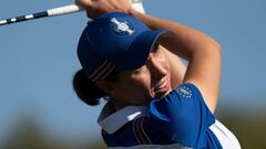 La golfista española Carlota Ciganda golpea una bola durante un partido de la Solheim Cup.