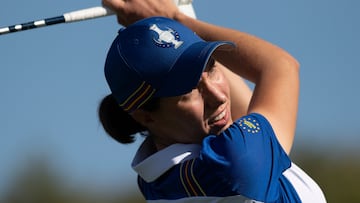 La golfista española Carlota Ciganda golpea una bola durante un partido de la Solheim Cup.