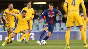 Abel Ruiz controla el bal&oacute;n delante de Bellv&iacute;s.