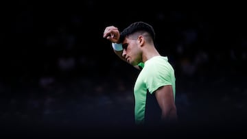 Paris (France), 31/10/2023.- Carlos Alcaraz of Spain wipes his face during his second round match against Roman Safiullin of Russia at the Rolex Paris Masters tennis tournament in Paris, France, 31 October 2023. (Tenis, Francia, Rusia, España) EFE/EPA/YOAN VALAT