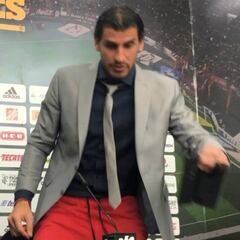 Nahuel sorprende con saco, corbata y shorts en conferencia