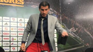 El arquero de Tigres salió corbata y saco para hablar con los medios, pues quiso que sus palabras fueran más importantes que la apariencia física.