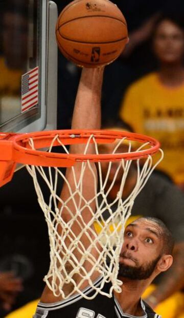 Tim Duncan de San Antonio Spurs encestando durante el tercer partido de los cuartos de final de la Conferencia Oeste de la NBA Playoffs 2013.