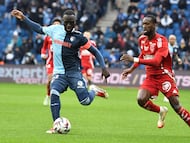 Le Havre's Senegalese defender #93 Arouna Sangante (L) fights for the ball with Brest's Senegalese forward #17 Abdallah Sima (R) during the French L1 football match between Le Havre AC and Brest at The Stade Oceane in Le Havre, north-western France, on January 26, 2025. (Photo by JEAN-FRANCOIS MONIER / AFP)