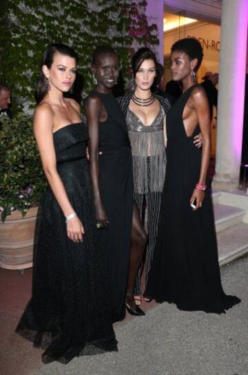 La modela Alek Wek (segunda a la Izquierda) y Bella Hadid (tercera a la derecha) durante la fiesta 'De Grisogono'.