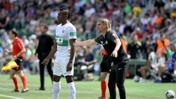 Elche's Argentinian coach Sebastian Beccacece (R) talks to Elche's Colombian defender Helibelton Palacios on the sidelines during the Spanish league football match between Elche CF and Club Atletico de Madrid at the Martinez Valero stadium in Elche on May 14, 2023. (Photo by Jose Jordan / AFP)