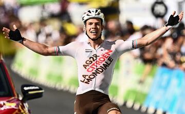 Alegría de Bob Jungels tras la victoria en la novena etapa del Tour de Francia 2022.