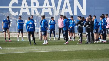 Los jugadores del Real Zaragoza atienden a Fran Escribá, fuera de imagen, al inicio del entrenamiento de esta mañana.