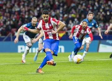 2-1. Luis Suárez marca de penalti el segundo gol.