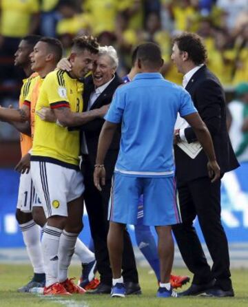 Edwin Cardona celebra con Pékerman el primer triunfo de las Eliminatorias ante Perú.