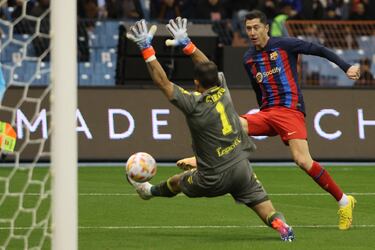 0-1. Robert Lewandowski marca el primer gol tras superar la entrada de Luiz Felipe y la estirada de Claudio Bravo.