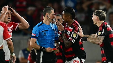 Flamengo's forward #27 Bruno Henrique complains with Colombian referee Andres Rojas during the Copa Libertadores quarterfinal first leg football match between Brazil's Flamengo and Argentina's Estudiantes de La Plata at the Maracana Stadium in Rio de Janeiro, Brazil on September 18, 2025. (Photo by Pablo PORCIUNCULA / AFP)