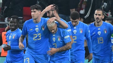 Italy's defender Federico Dimarco (3L) celebrates with teammates scoring his team's second goal during the UEFA Nations League Group 3 football match between Hungary and Italy in Budapest on September 26, 2022. (Photo by Attila KISBENEDEK / AFP)