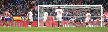 2-0. Bono, pese a su estirada, no puede llegar al derechazo de Memphis Depay que marca su segundo gol.